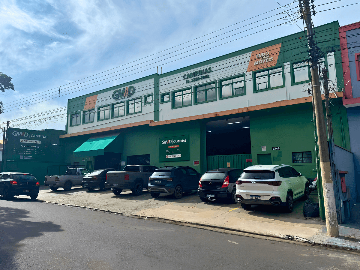 Fachada da loja na Rua Bento Arruda Camargo, com o estacionamento em frente.