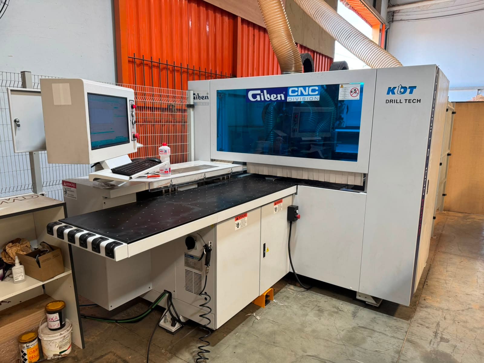 Centro de furação CNC KDT Drill Tech, com a mesa de entrada e o painel de comando.
