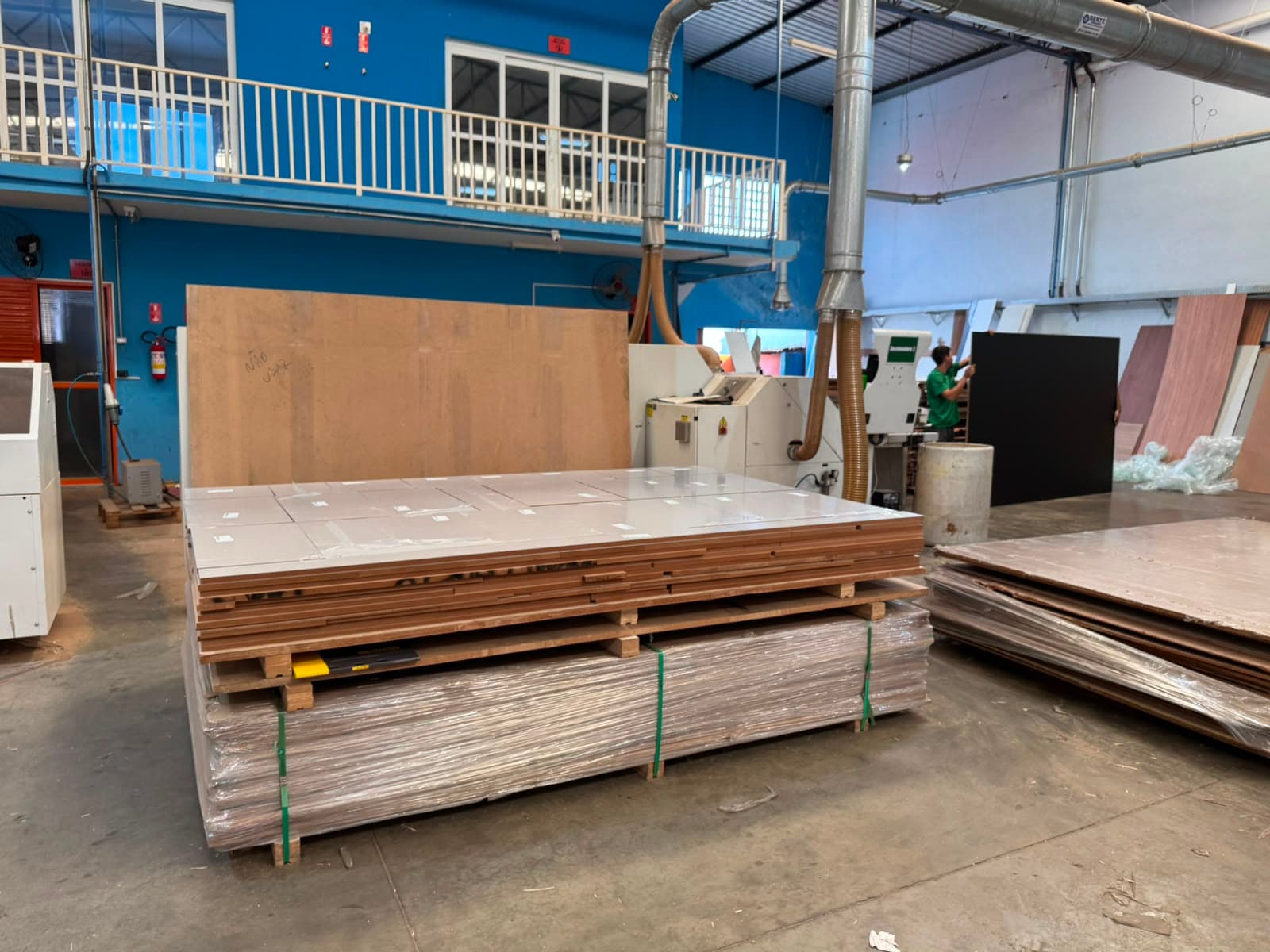 Lote de peças já cortadas, identificadas e embaladas sobre pallet, pronto para retirada.