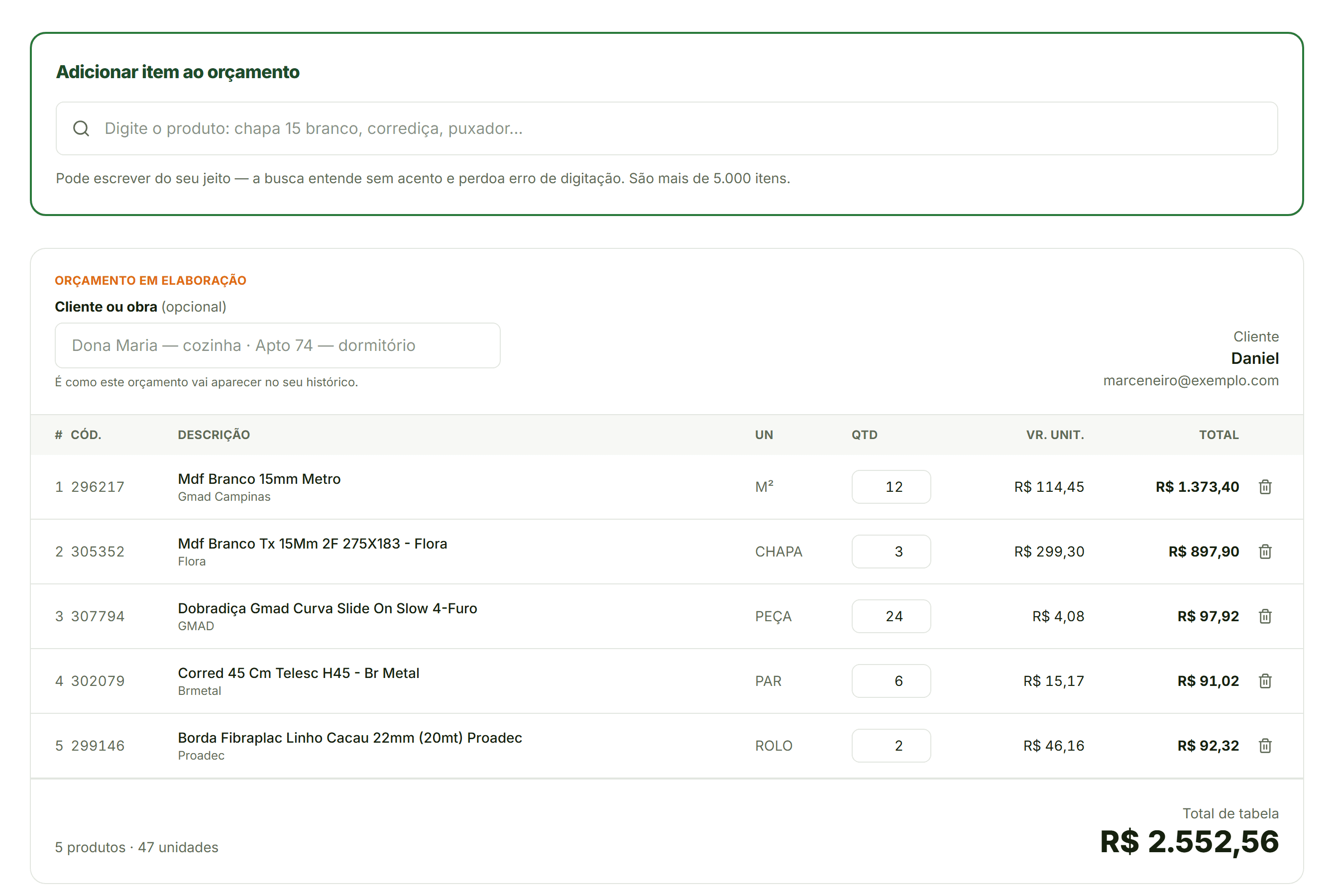 Tela do Orçamento 24h com cinco itens na lista (MDF, dobradiças, corrediças e fita de borda) e o total de tabela somando R$ 2.552,56.