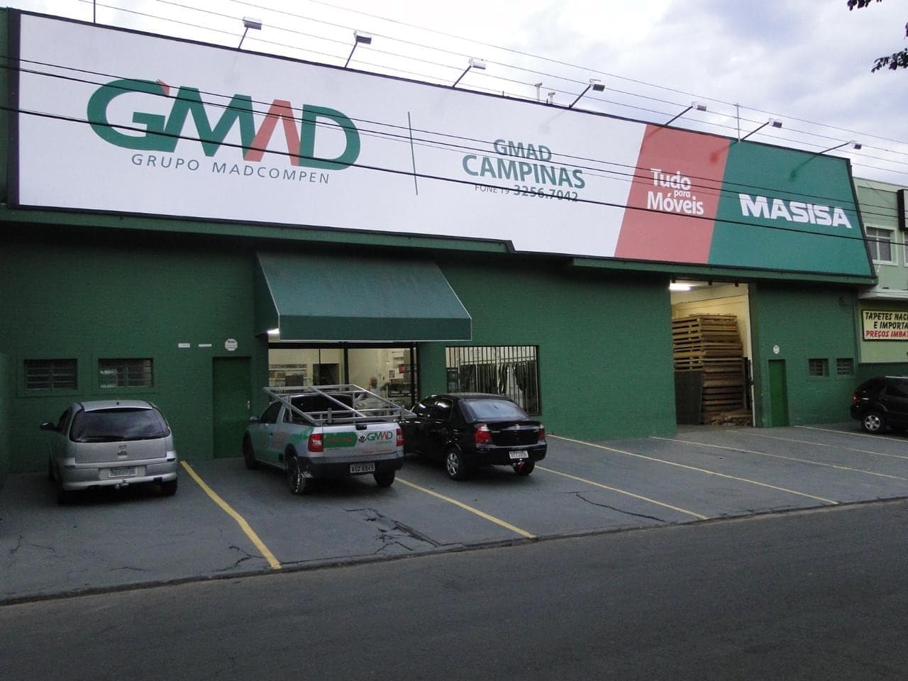 A primeira fachada da GMAD Campinas, com o letreiro do Grupo Madcompen.