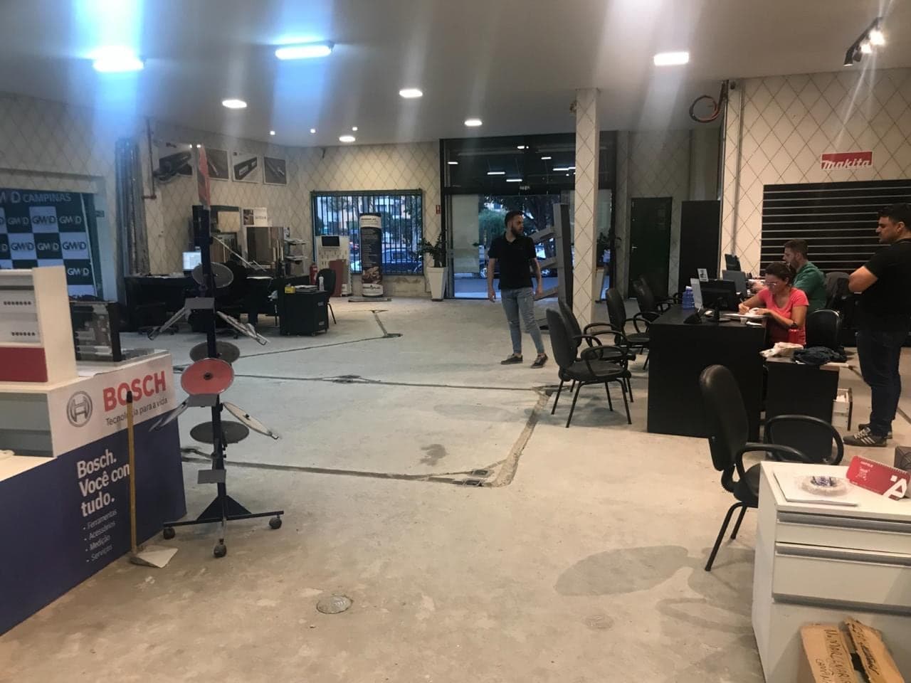 O interior da loja durante a obra de melhorias, com o piso em reforma.